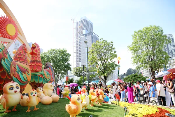 Người dân TPHCM hân hoan du xuân đầu năm ảnh 4